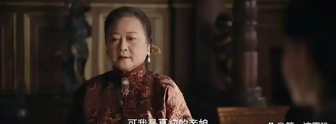 继续追剧《灼灼韶华》。
当韶华、夏初沉浸在美好的爱情当中的时候，却遭到了来自夏母