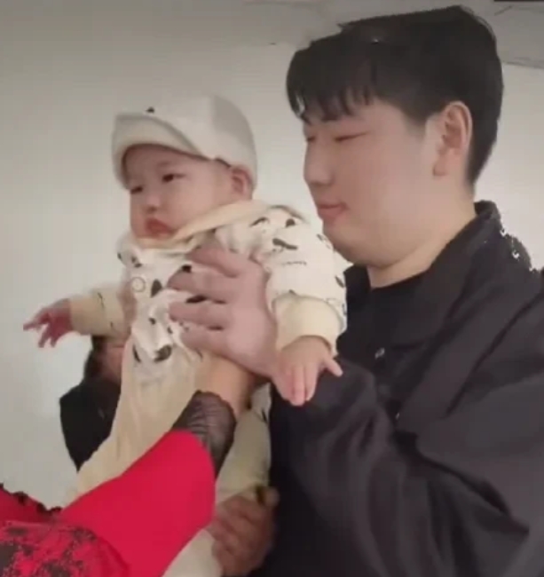 大衣哥小孙子一岁的宝宝被粉丝拍视频分享，漂亮的儿媳也一同亮相，这小萌娃白白胖胖，