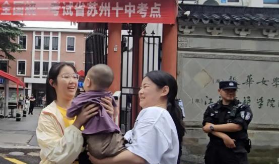 解释不清了！江苏，女生走出考场接受采访，记者问：最想干什么事？没想到，女生开口第