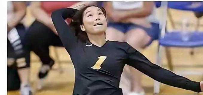 她是宗馥莉的妹妹，但也许在宗馥莉心里压根就不承认她是自己的妹妹吧，毕竟她是小三生