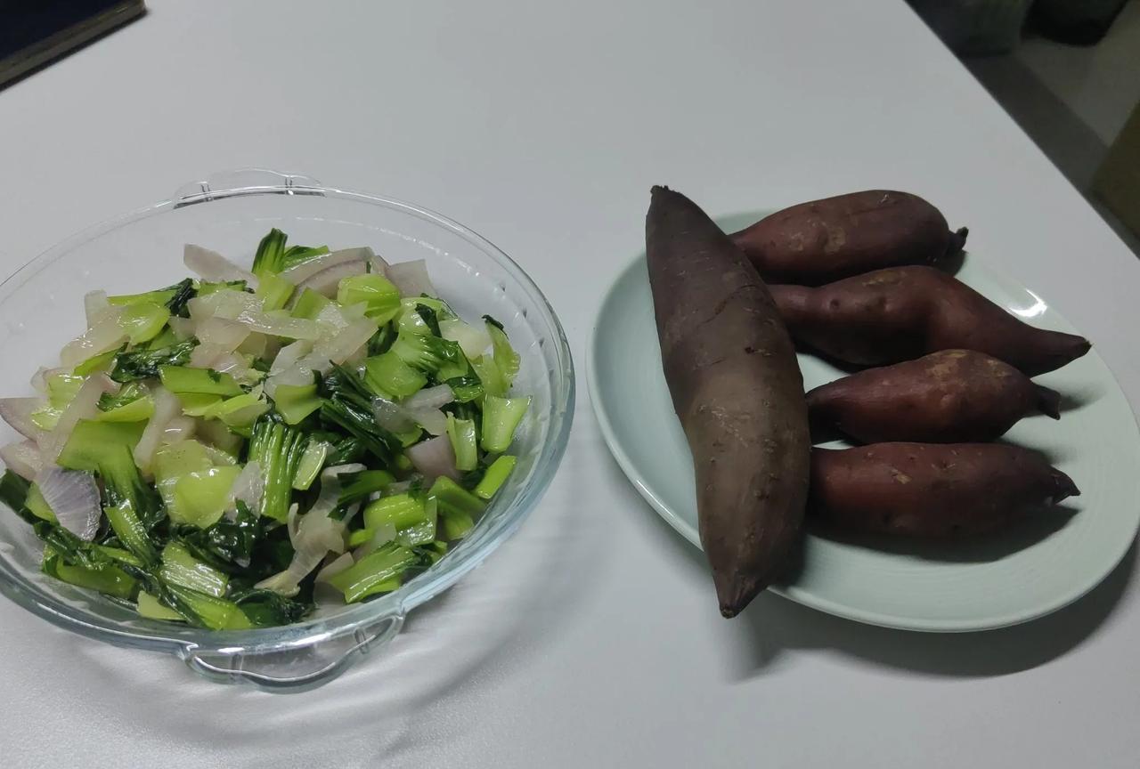 老公只要做饭，必然是养生晚餐
他说这样吃健康。
我说这样吃沧桑。
他说一天多花1