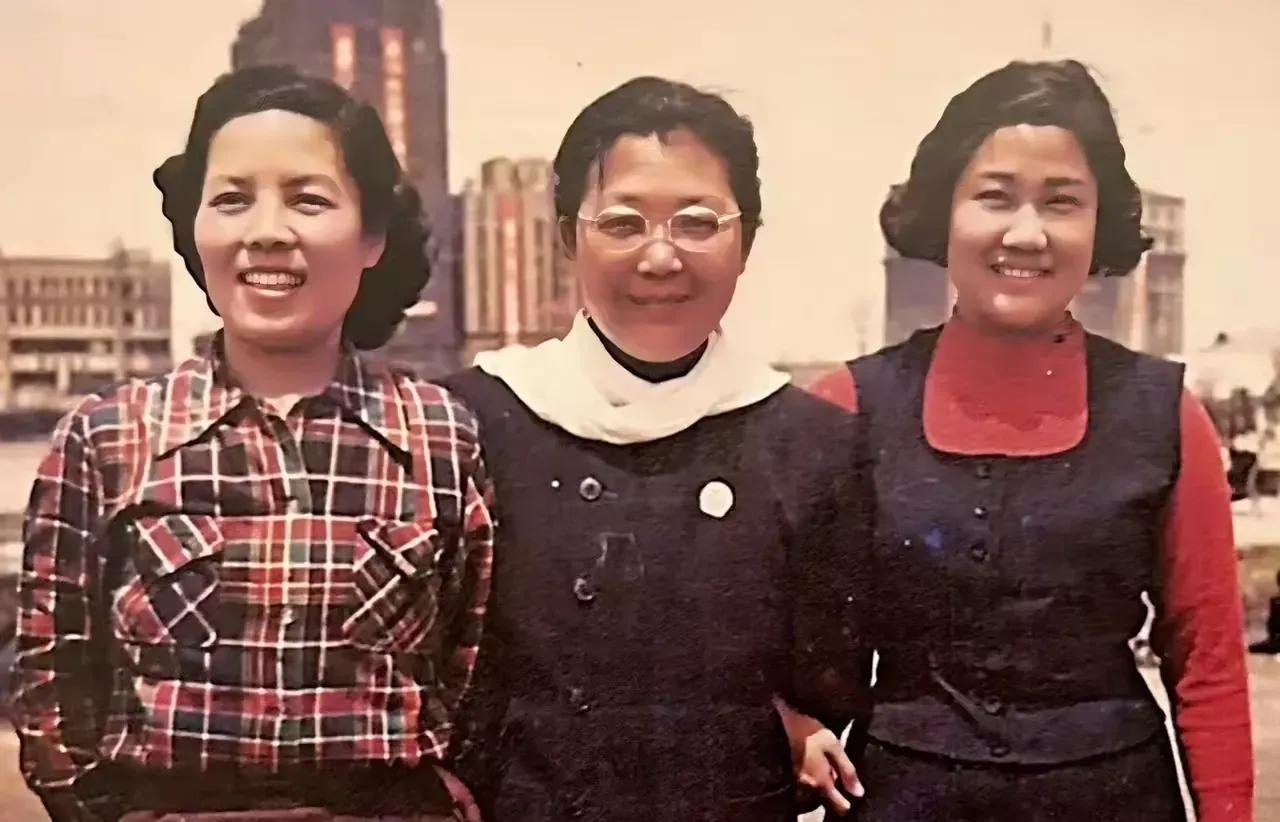 1950年，舒秀文的彩格衬衫扎在咖啡色裤子内，张瑞芳红色上衣搭配藏蓝色裙子，等在