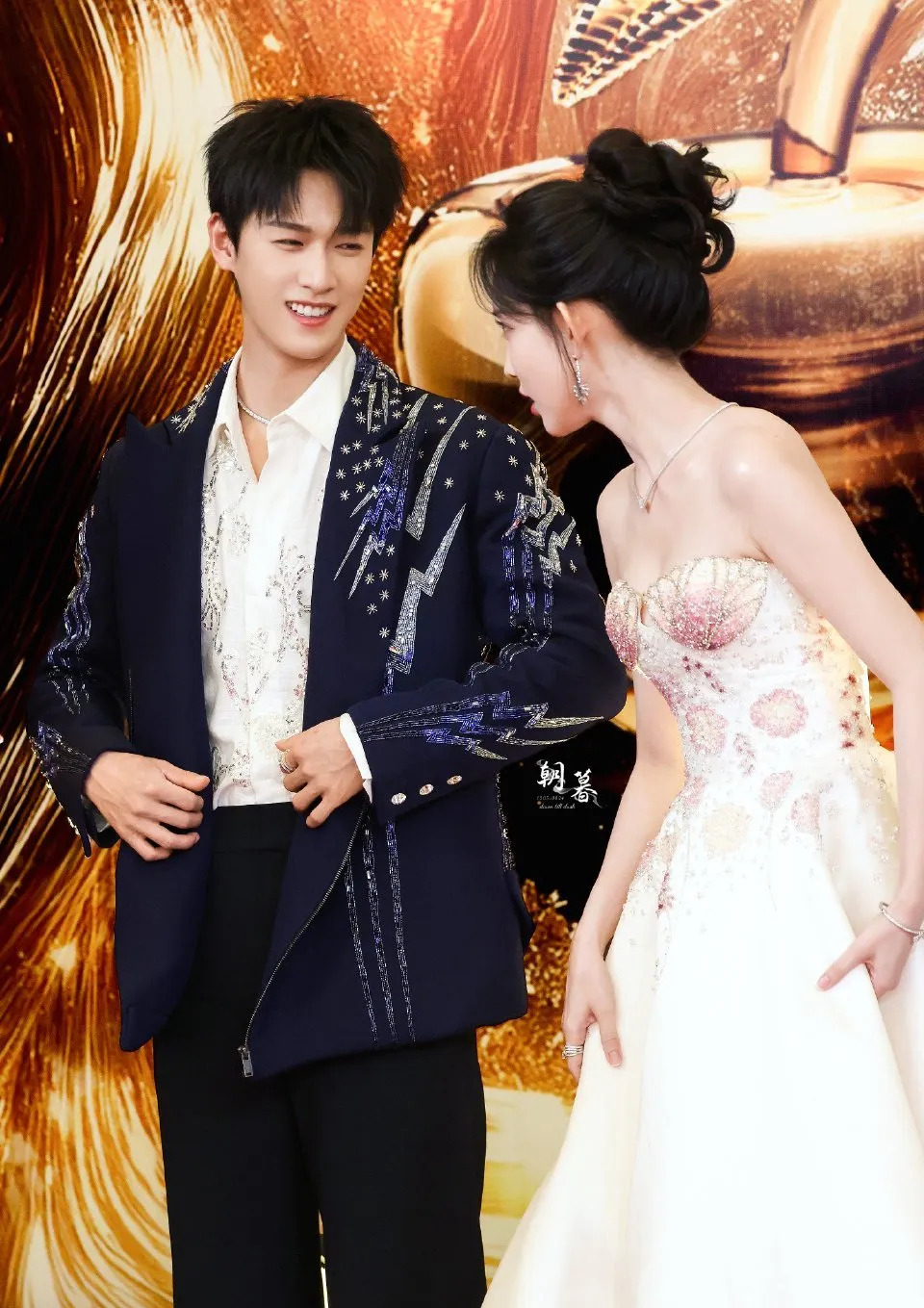 孟子义李昀锐盛典甜蜜合体











怎么回事？九重紫剧组竟然来了？！