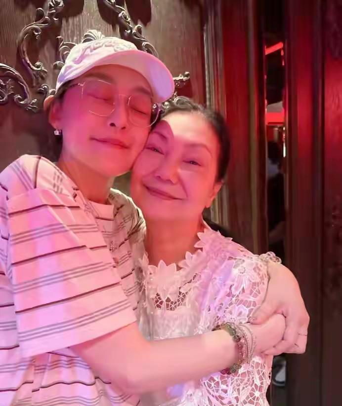 #2026款腾势N9上市#
大s的好姐妹范玮琪发文称和s妈一起过的中秋节并晒出了