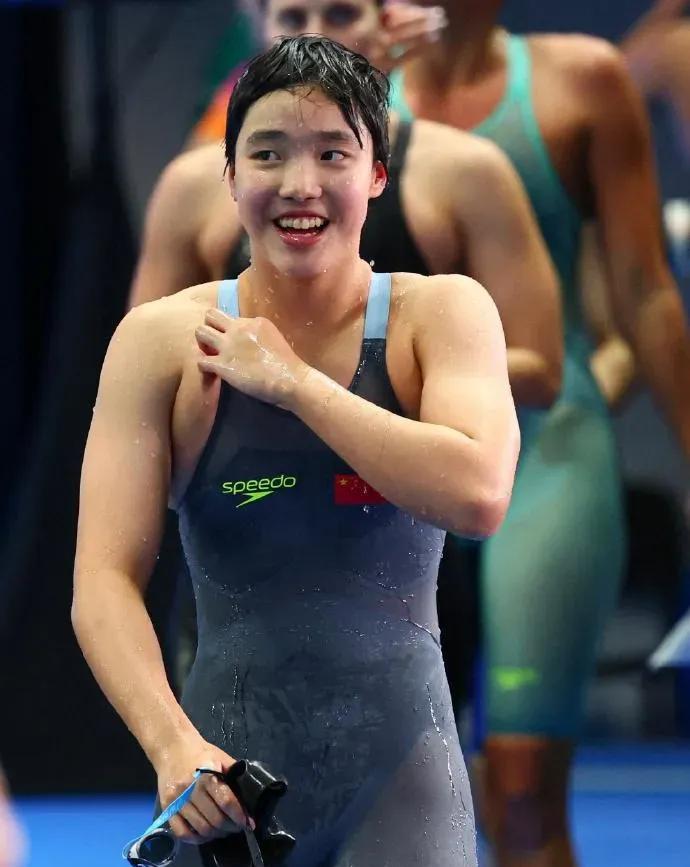 柳雅欣、杨佩琪、余依婷、李冰洁四个大姐姐抬轿于子迪，助她以12岁的年龄打破了尘封