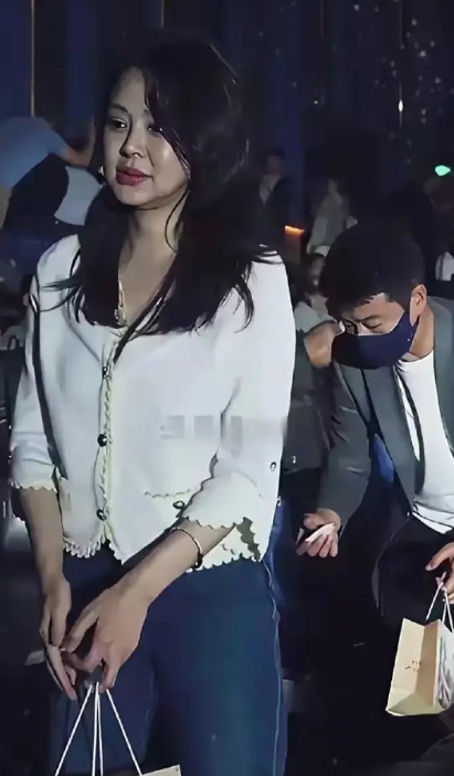 佟大为老婆关悦也到了发福的年纪。
