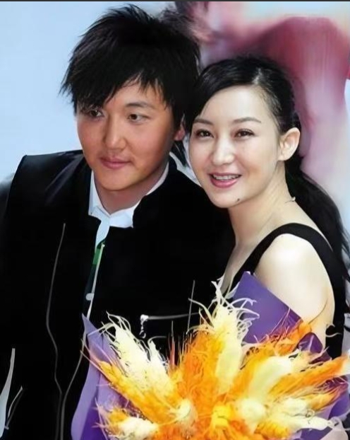 1999年，成名后的孙楠抛弃了同居10年的女友辛欣，转身娶了神交已久的买红妹。9