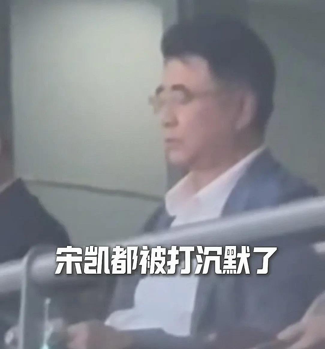 十年前，我们离世界杯只差一个高洪波。
但这个机会，被两次白白葬送。
第一次，外部