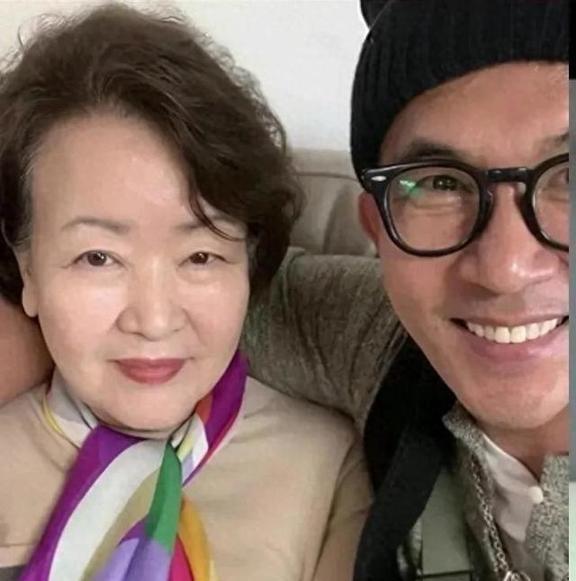 具俊烨人设崩塌，原来天天跑大S墓地都是在演戏。遗产到手马上就跑回韩国了，说老母亲
