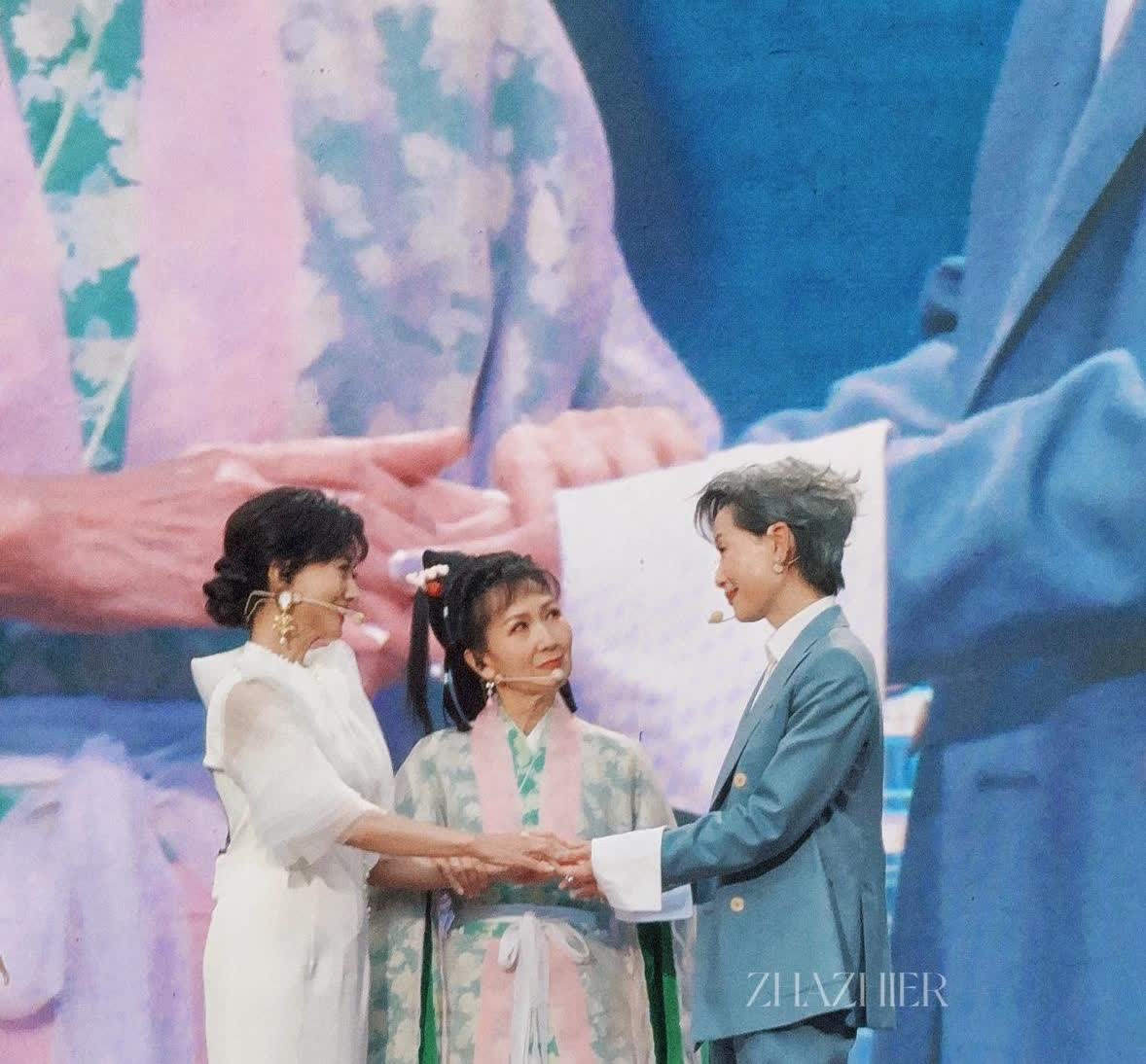 叶童退出巡演，其实早有预兆

大家还记得叶童刚参加浪姐的时候，节目里有一个打