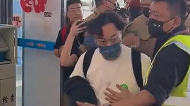 陈奕迅被传去世后首次被偶遇，谁注意他的举动？状态一目了然