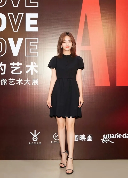谭松韵，这黑裙终于不显幼态了。