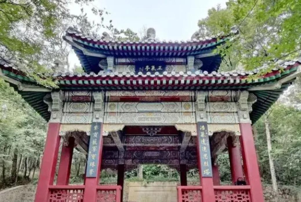 两蒋灵柩现状：台湾不想要，亲人懒得管，“台独”分子泼油漆泄愤。当年蒋介石迁往台湾