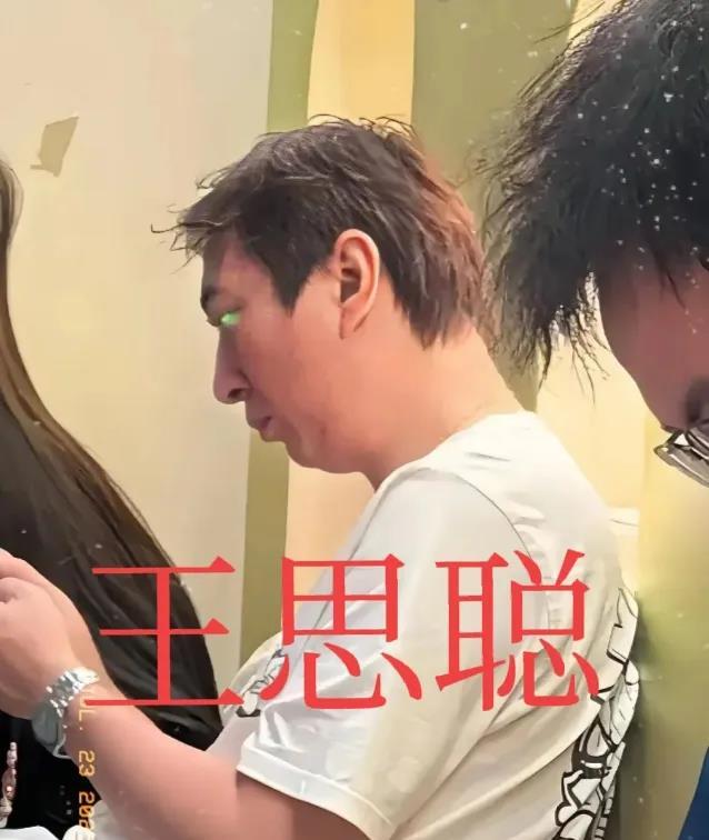 懒懒，是真是能吃苦！ 

王思聪现在年纪大了，还真是没以前帅了，懒懒跟着他居