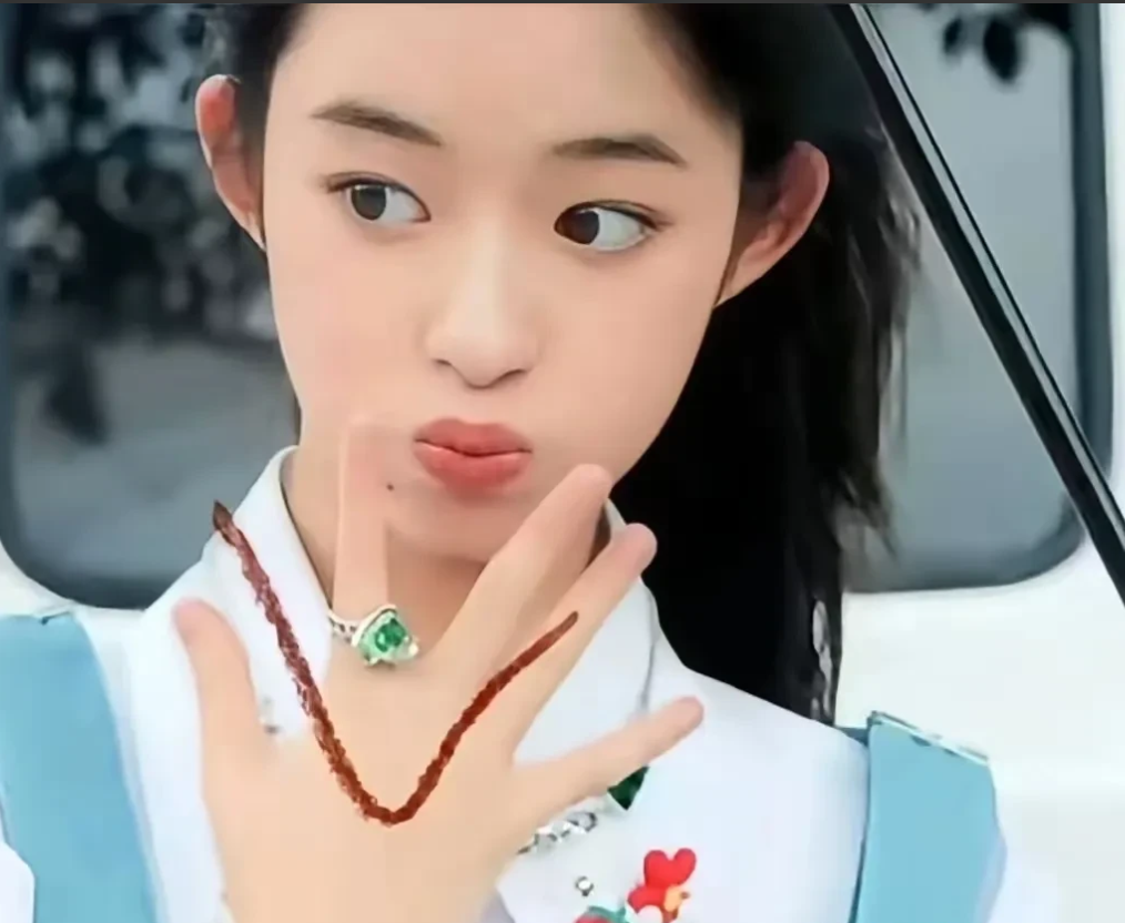 耳环事件即将落幕！
耳环妹的爸爸被正式立案，两个问题。
一是超生，二是违规办公司