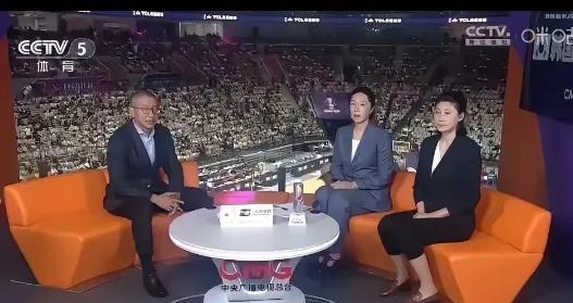 最后几秒，全场都在等那个关键战术。
可教练就像个木头人，毫无反应。
眼看胜机就要