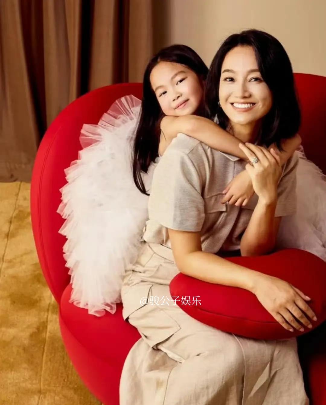 朱丹携8岁女儿周念如首次合体拍摄时尚大片，母女互动温馨，女儿正脸及大名首度曝光。