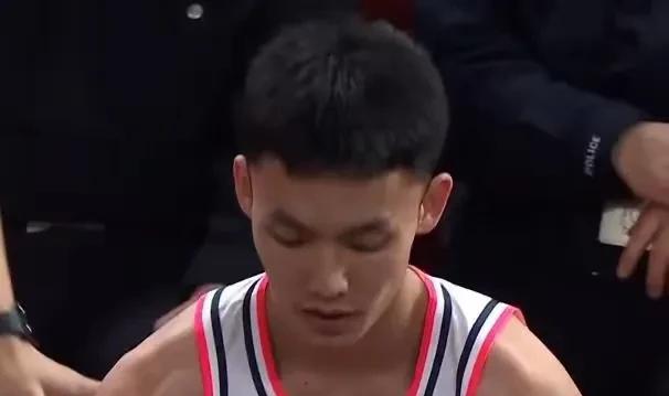 一再被坐实了主教练的秘籍“比赛就是打架摔跤”，越来越喜欢徐杰这个诚实的人了。