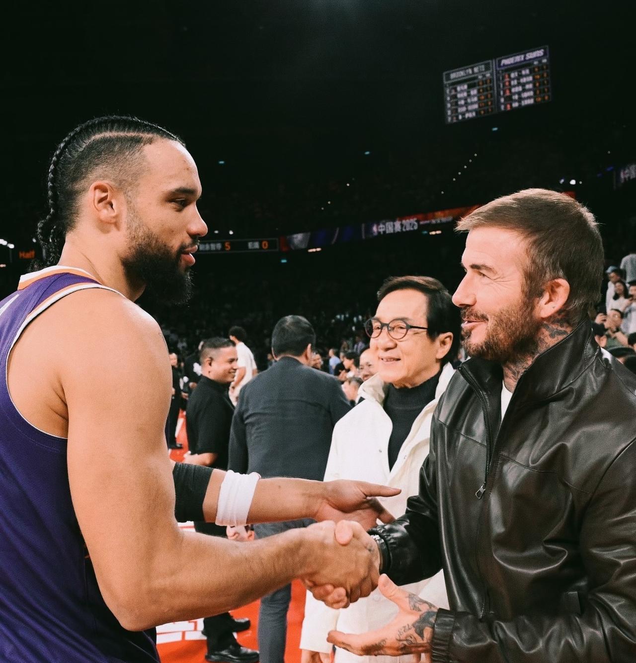 这是发生在NBA中国赛澳门站的一幕：狄龙作为“龙字辈”，见到场边的贝克汉姆，率先