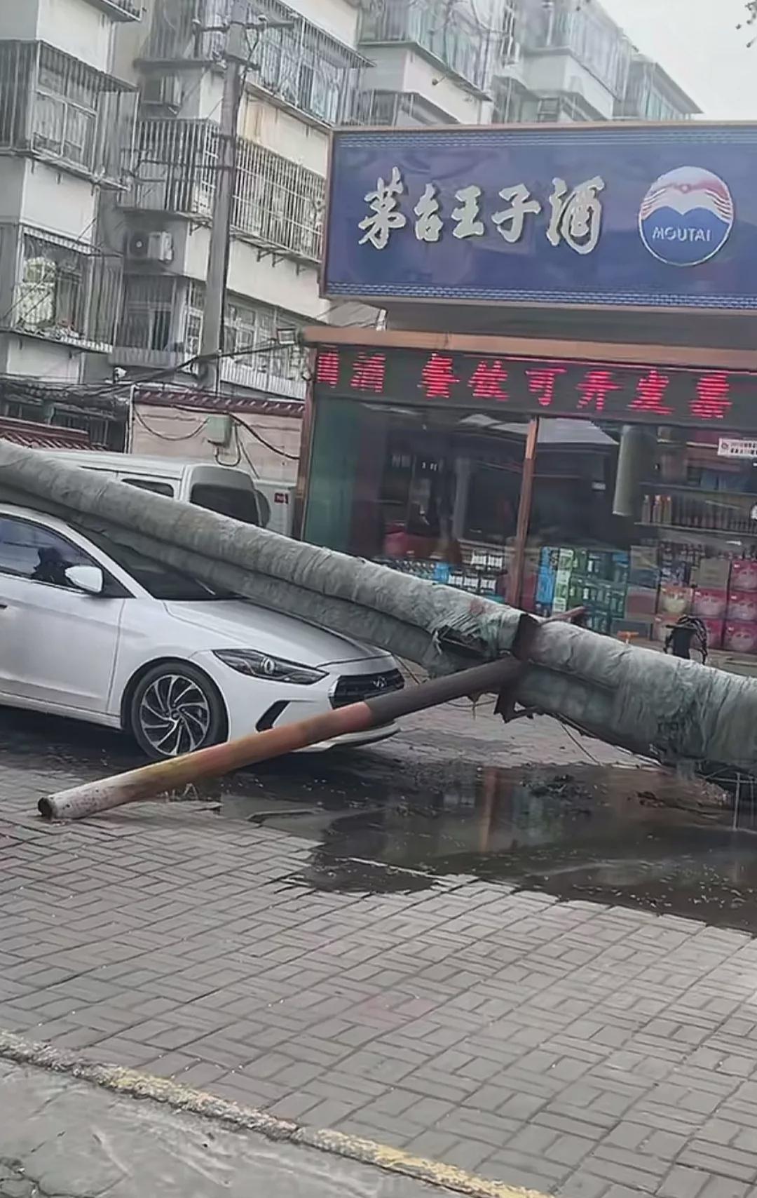 滨海新区韶山路烧烤一条街，地下暖气管道破裂，损毁多辆汽车

天津滨海新区韶山