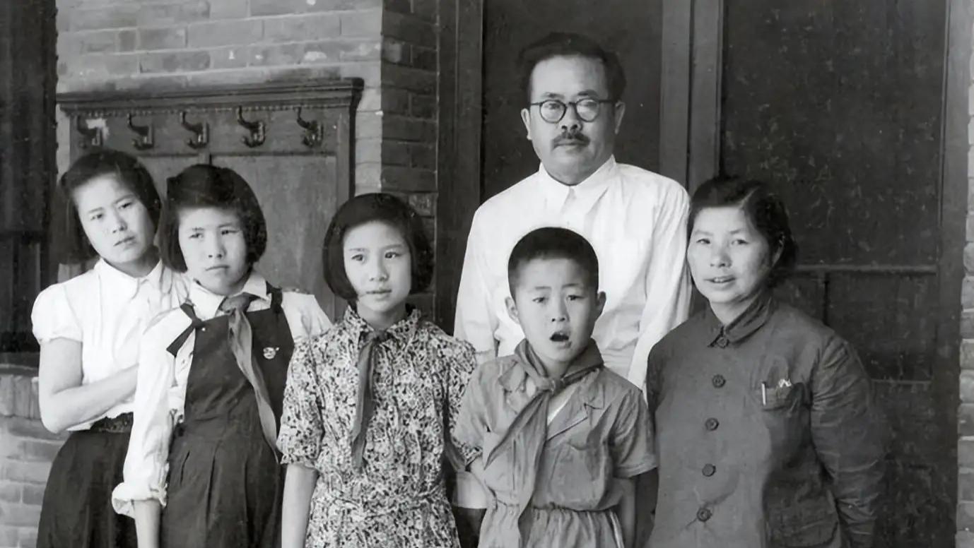 英年早逝的的“中国人民的骆驼”任弼时，毛主席给他送上一群红鱼，以供观赏