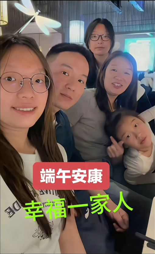 浩男的妈妈带着4个孩子，幸福生活会越来越好的。浩男儿子回家了，是妈妈坚强的后盾！