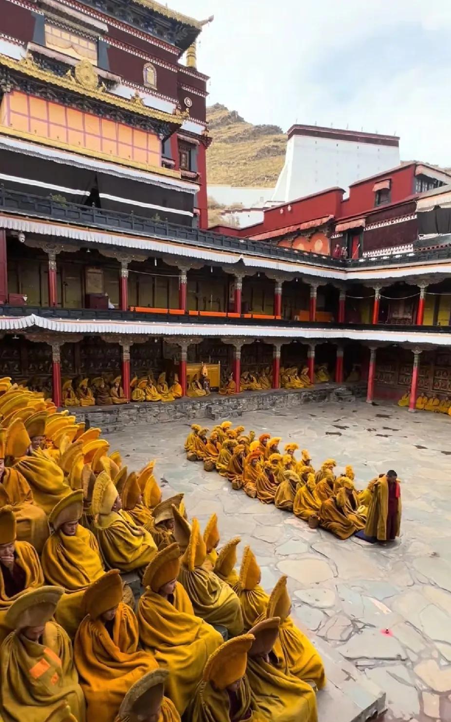 这里是藏传佛教格鲁派六大寺院之一扎什伦布寺，这里的强巴佛殿供奉着世界上最大的一尊