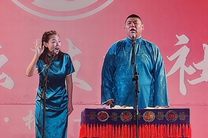 昨夜！德云社赵芸一、孙九香在济南章丘的首次商演圆满成功。赵芸一、孙九香为观众带来