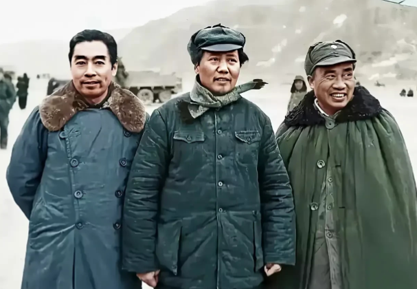 3位伟人，在延安机场的一张合影

1946 年，一张珍贵照片定格了在延安机场的毛