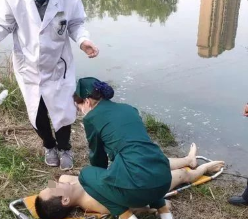 湖北荆州，已婚男子李慕白与情人余婉清频繁幽会。一日，余婉清的丈夫张守义得知此事，