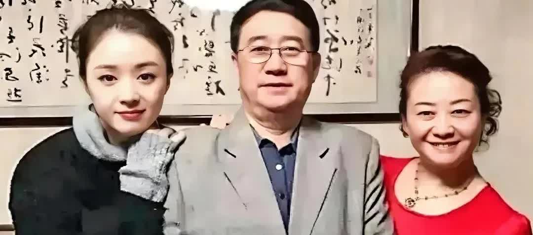 蒋欣能够成功

跟她的原生家庭是分不开的。

蒋欣父母都是部队里的文艺兵