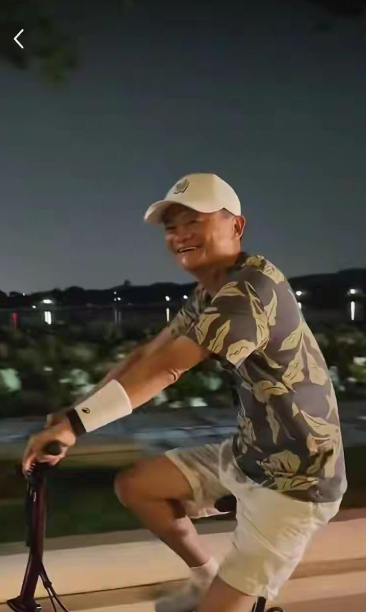 好久没有消息的马云，7月17日现身杭州西湖。
只见马云骑着一款红色轻便自行车，头