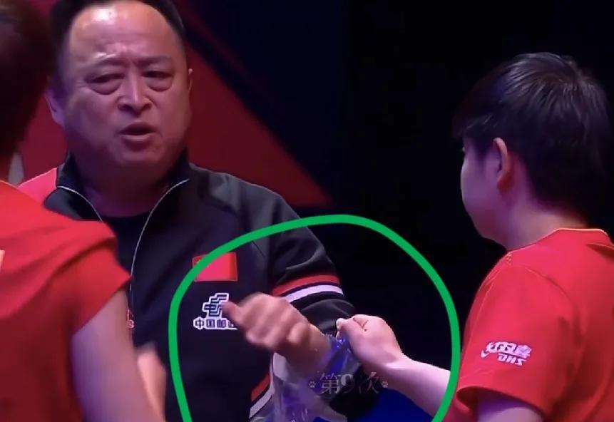 笑不活了，莎莎执意要李指导帮她拿水瓶子，不接都不行。
莎莎怎么这么可爱，说什么也
