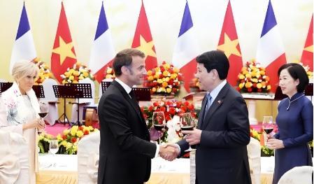 这就是典型的墙头草！越南一直希望中国帮助他们建高铁，但一直以缺钱为由，说白了就是