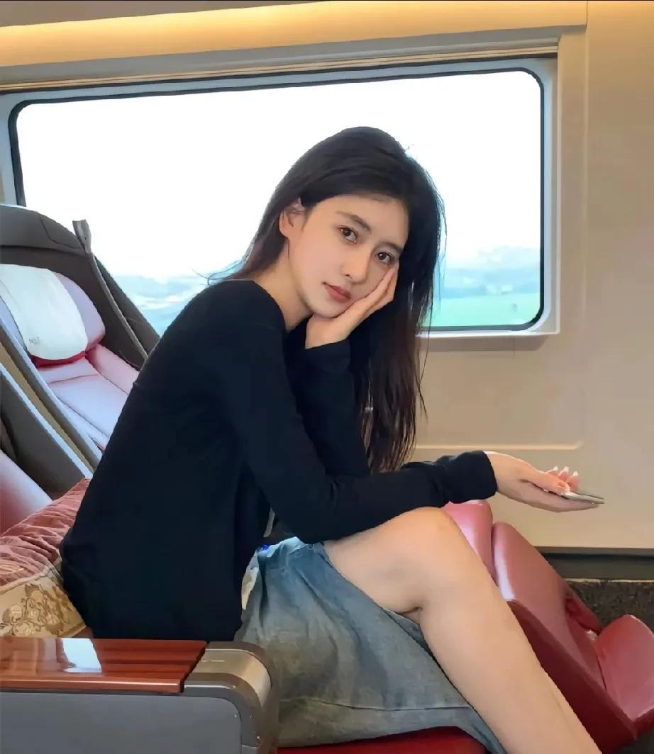 她一直这么看着我是什么意思？