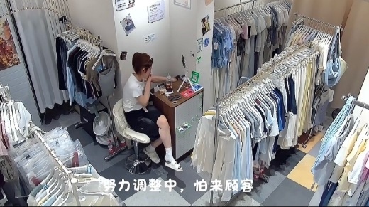 女子贷款10万开服装店，店里吃着饭突然痛哭，开店才20多天