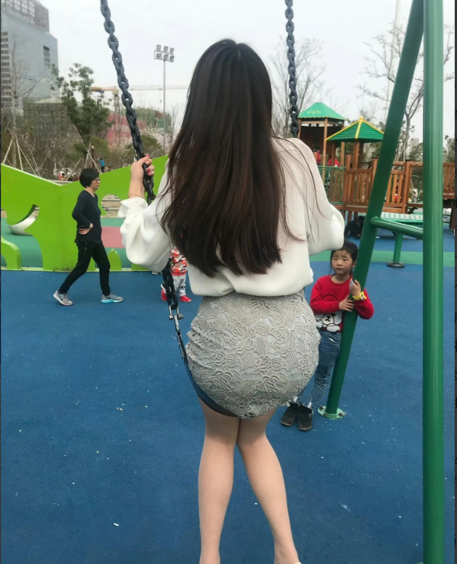 大无语！成年人玩个秋千被骂“不要脸”，这有错吗？
 
今天在小区想坐秋千晃悠两下