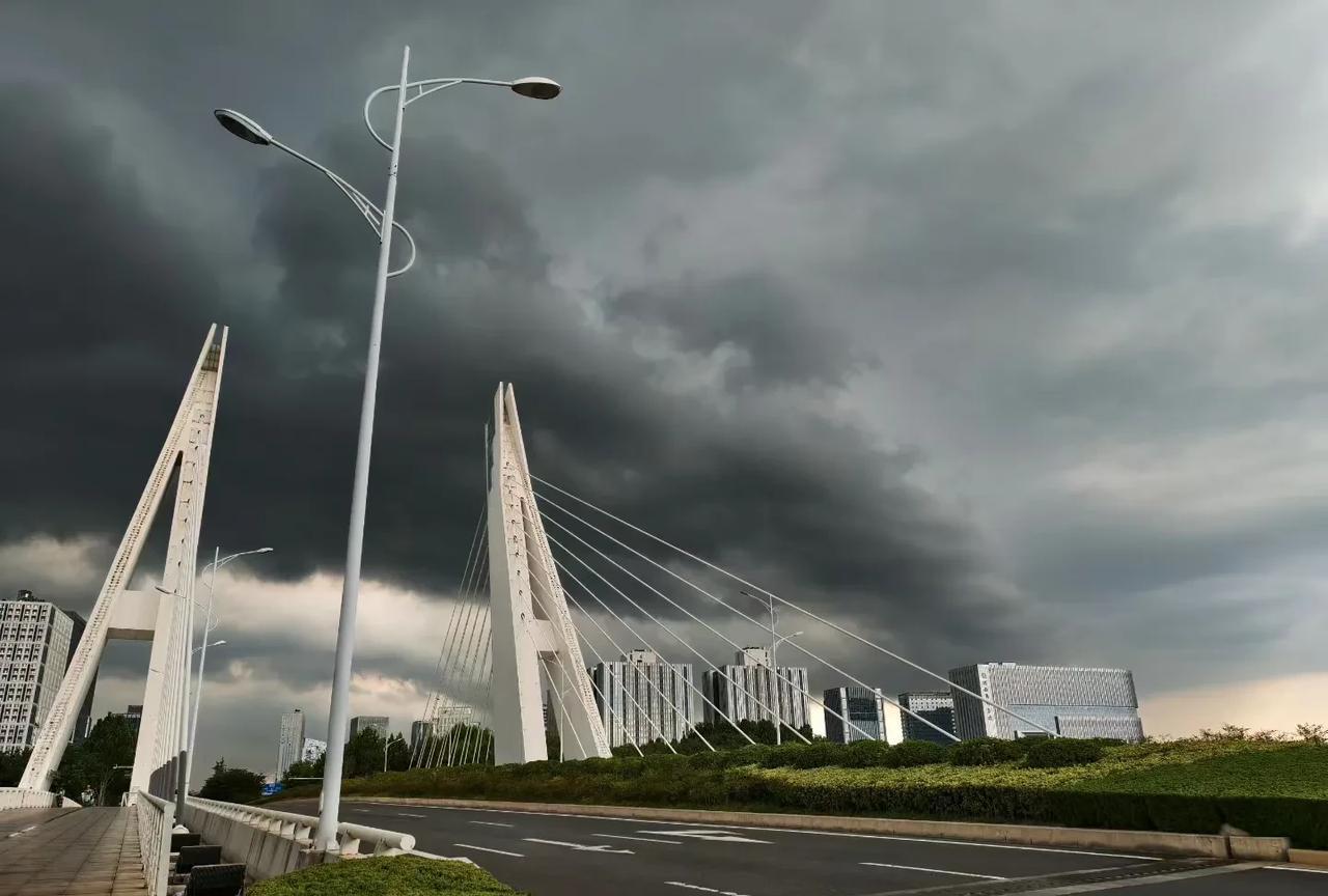 下班路上
又下了这么大的雨
幸亏我出门带了一把伞
不然肯定又要淋雨回家了
郑州的