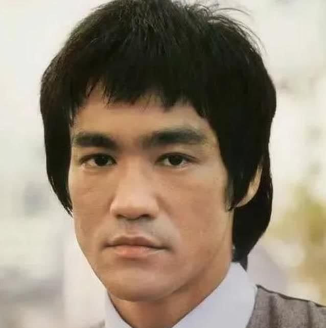 32岁的李小龙去世，我不意外，
他儿子李国豪才28岁去世，我也不意外，
但最