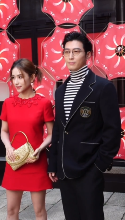 窦骁何超莲合体出席线下活动，稳稳的幸福！谣言不攻自破！ ​​​