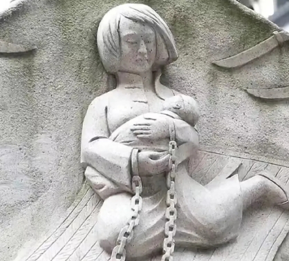 1928年，王月贞被带上刑场。行刑前，官兵问:“死之前，你还有什么愿望吗?她把头
