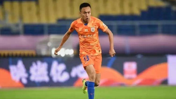 多大仇？张驰租借青岛海牛遭抵制，青岛球迷：祝张驰再断一次腿