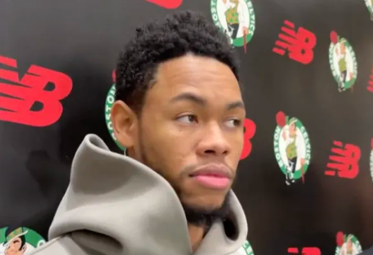 凯尔特人球员安芬尼-西蒙斯在接受采访时谈到了老队友CJ-麦科勒姆。
西蒙斯表示：