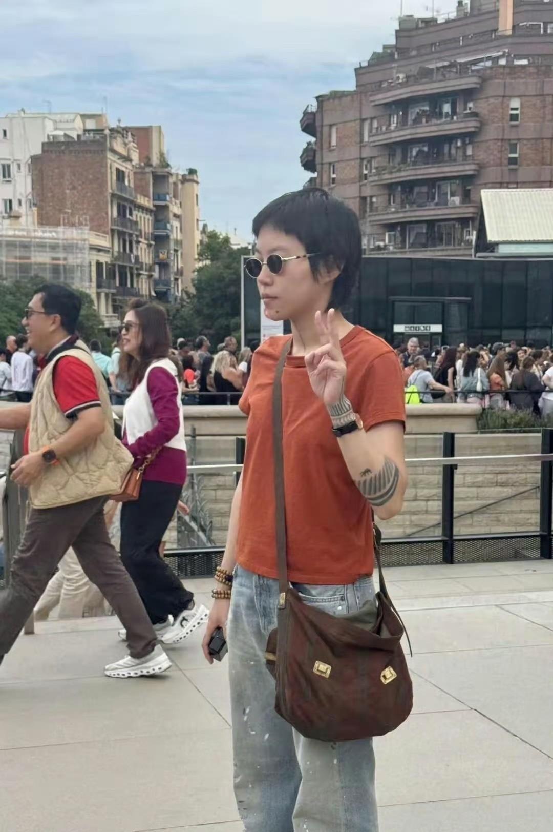 西班牙偶遇28岁窦靖童[捂脸][捂脸]
这是网友在西班牙发回来的照片，窦靖童真人