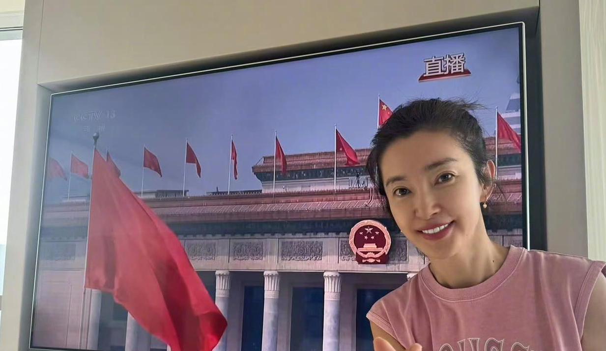 李冰冰虽然未能到现场观礼，但早早守候在电视机前观看阅兵。看到九三盛大阅兵，她和我