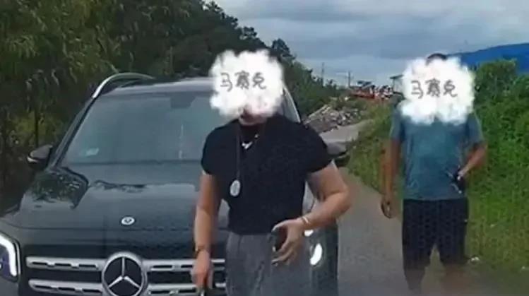 亮证女事件，大家到底在关注什么？
“会车遇奔驰女司机亮证逼迫让路，派出所民警上门