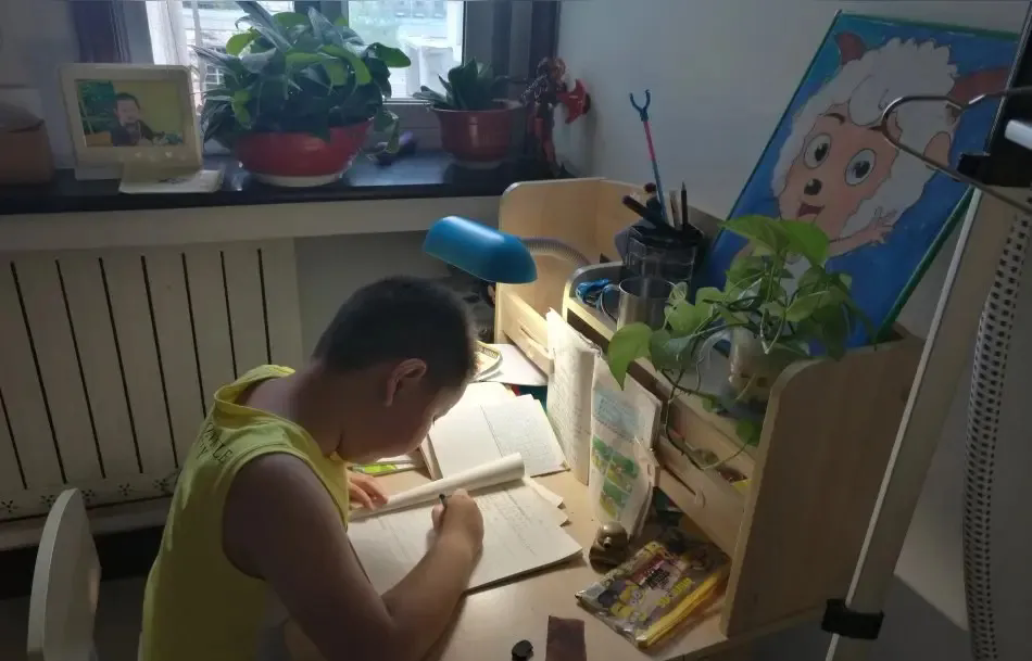辅导孩子写作业，可以瞬间让人血压飙升。谁有过心平气和的和孩子说作业的事，大人想好
