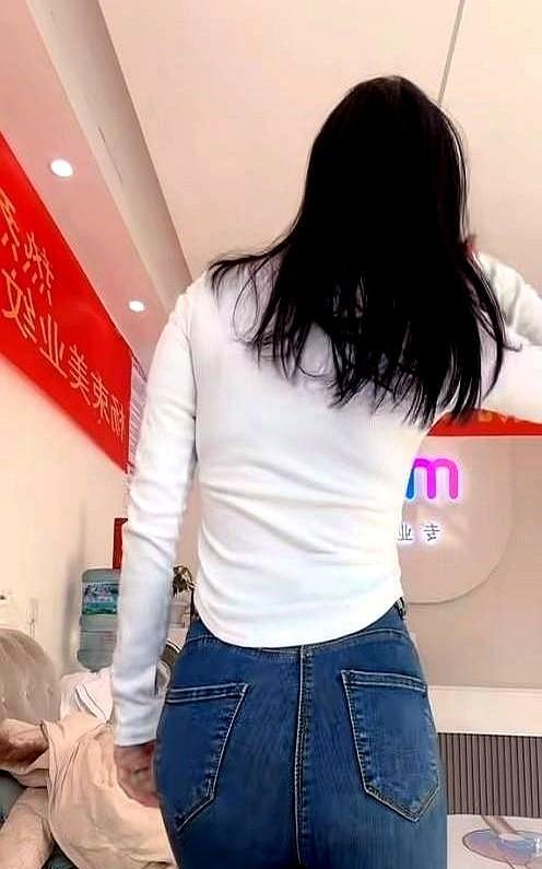 公司的技术员月薪8500，3年了没加薪，他提出离职，老板没挽留，随后以10000