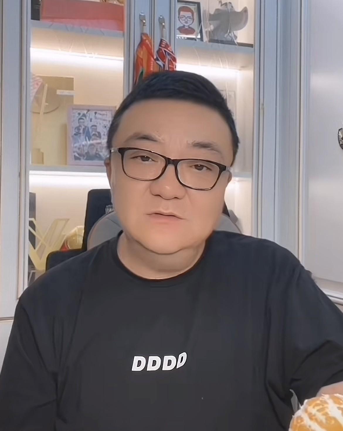 名嘴董路称自己人生事业上还有三个目标：
1、足球小将里能出一个欧洲五大联赛球员，