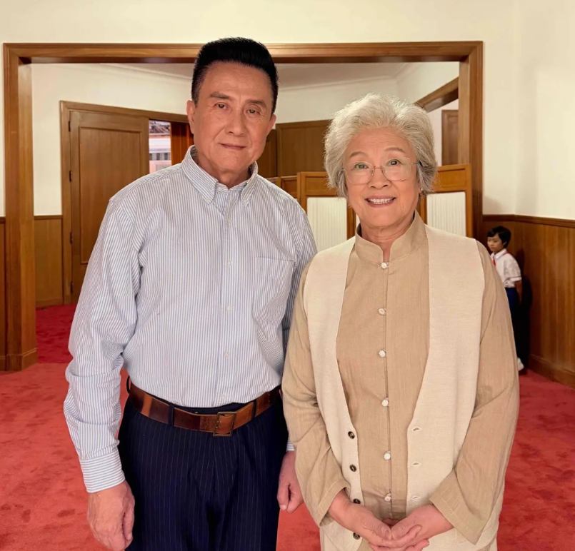 演员张志坚晒出九三文艺晚会后台照！

图一，张志坚老师和宋春丽老师同框合照。张志
